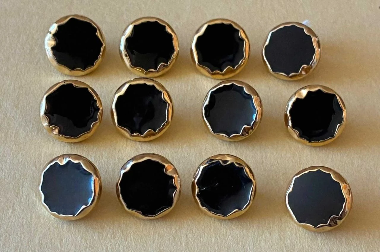Conjunto de 12 botões vintage pretos e dourados – estilo cabochão em acrílico